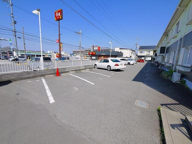 グリーンコーポ　Ａ・Ｂの駐車場|カースペースがあります