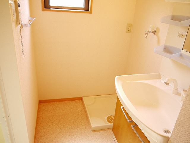 シャルマン高畑　Ｃ棟の洗面所|広い洗面スペース