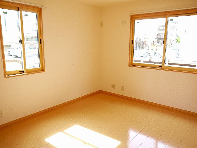 シャルマン高畑　Ｃ棟の洋室|個人の部屋や寝室として使える洋室です