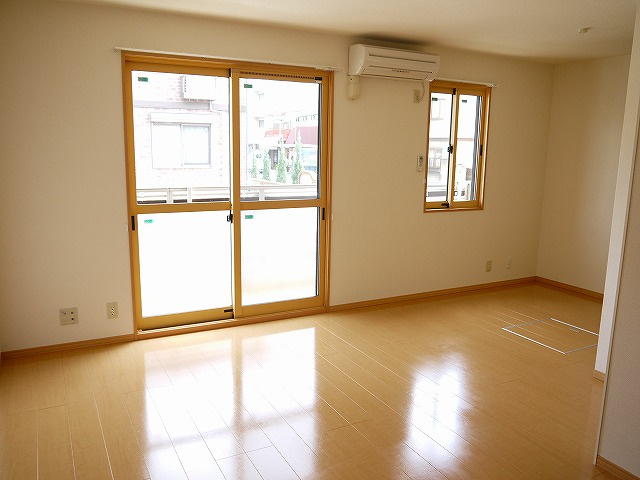 シャルマン高畑　Ｃ棟の居間・リビング|使いやすいリビングです