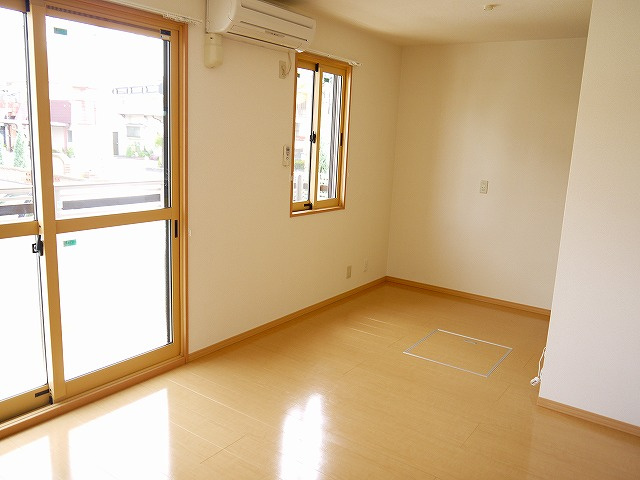 シャルマン高畑　Ｃ棟の居間・リビング|こちらの居間で趣味の時間をお楽しみください