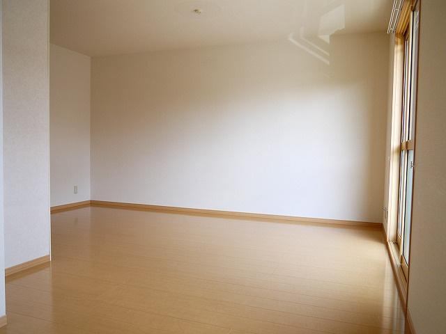 シャルマン高畑　Ｃ棟の居間・リビング|こちらのリビングで趣味の時間をお楽しみください