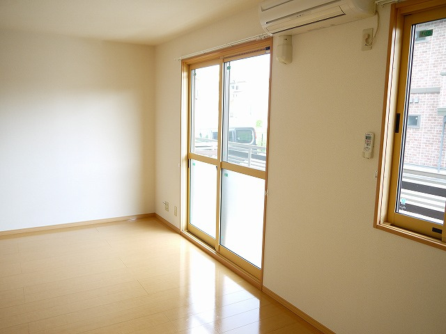 シャルマン高畑　Ｃ棟の居間・リビング|居間です