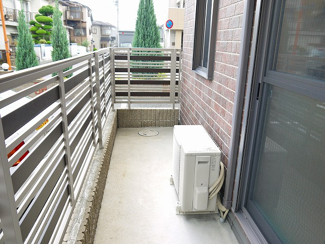 シャルマン高畑　Ｃ棟の庭