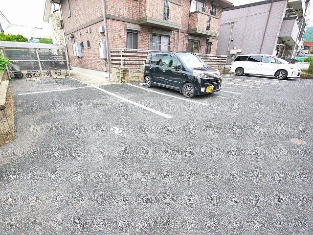 シャルマン高畑　Ｃ棟の駐車場|駐車場があるので、車を買う予定の方も安心です