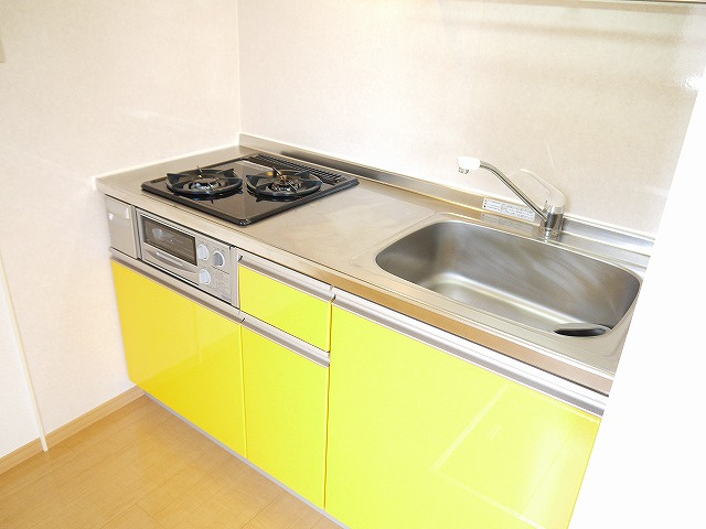 シャルマン高畑　Ｃ棟のキッチン|コンパクトなキッチンで掃除もラクラク