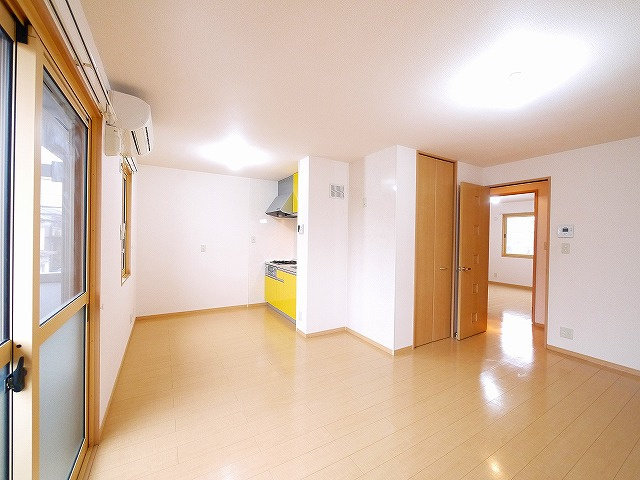 シャルマン高畑　Ｃ棟の居間・リビング