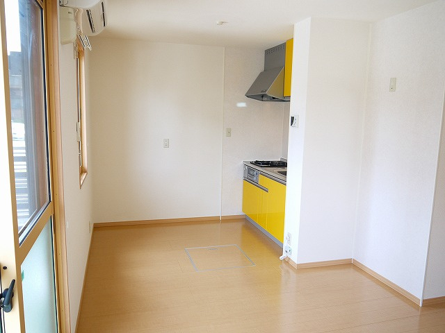 シャルマン高畑　Ｃ棟の居間・リビング|こちらのリビングで趣味の時間をお楽しみください