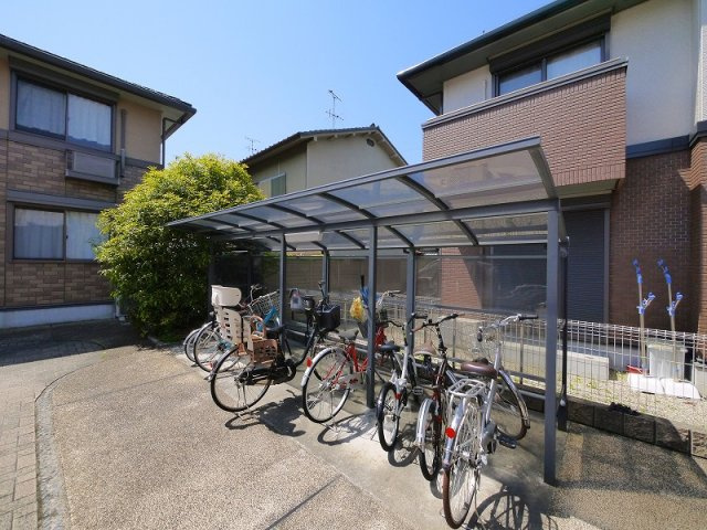 フェルティ　２番館のその他共用部分|ゆったりとした駐輪スペース。