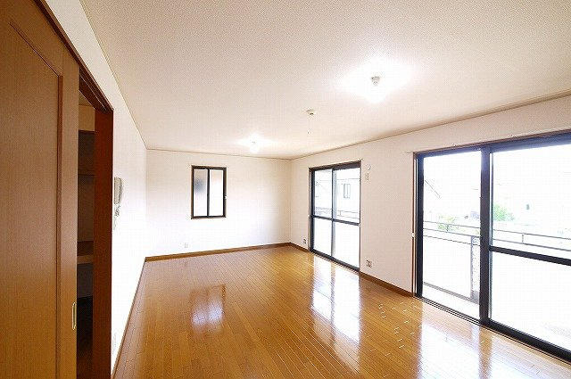 グランメール州見台　Ａ棟の居間・リビング|こちらのリビングで趣味の時間をお楽しみください