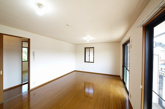 グランメール州見台　Ａ棟の居間・リビング|ゆったりとした居間です