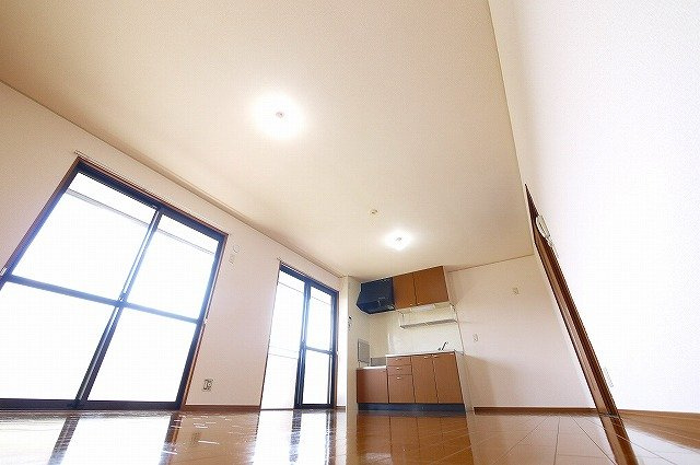 グランメール州見台　Ａ棟の居間・リビング|ゆったり過ごせる居間です