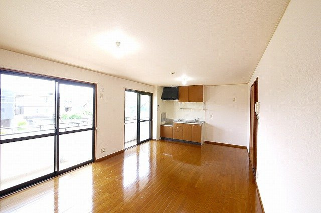 グランメール州見台　Ａ棟の居間・リビング|ゆったりとした居間です