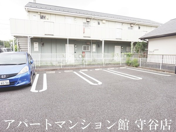 シルク アヴニールの駐車場