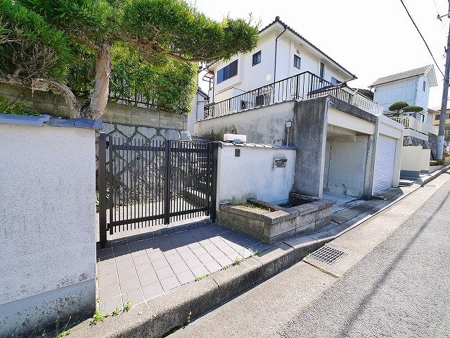 佐保台一戸建てのエントランス