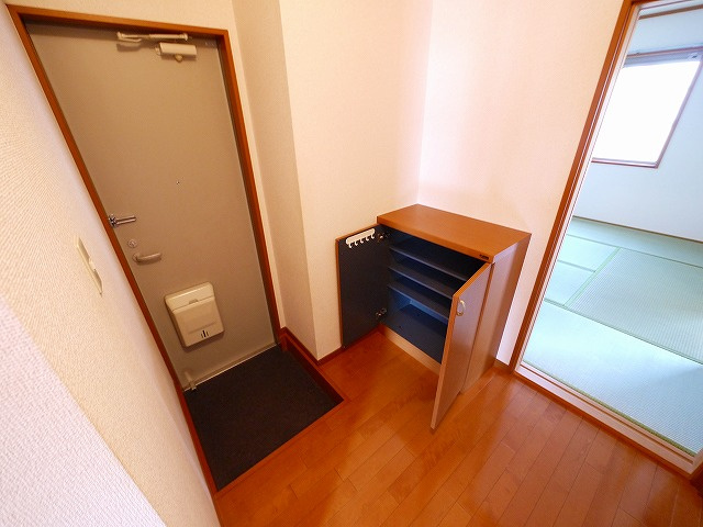 サテライトミーホA棟の玄関|収納もある玄関です