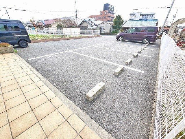 サテライトミーホA棟の駐車場|車をお持ちの方に嬉しい駐車場付きの物件です