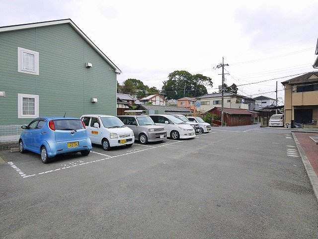 プレーヌ古城Ⅱの駐車場|車をお持ちの方に嬉しい駐車場付きの物件です