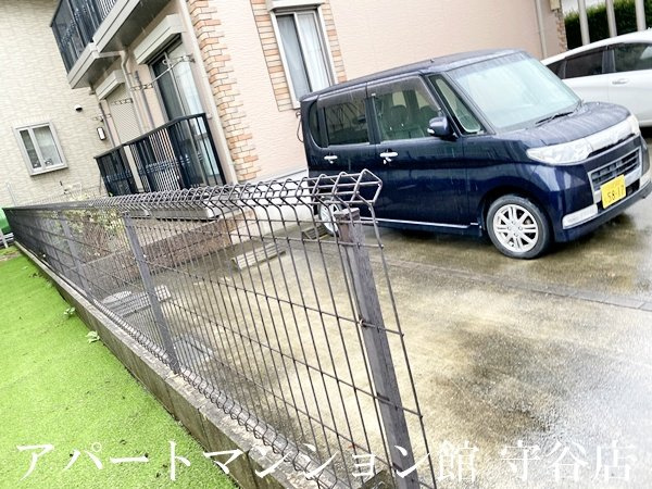 ラフィネ百合ヶ丘の駐車場