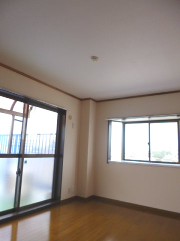 ウメジュネスの洋室