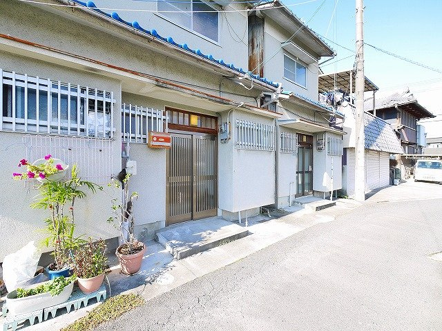 吹角借家のその他共用部分|見通しの良い玄関前です