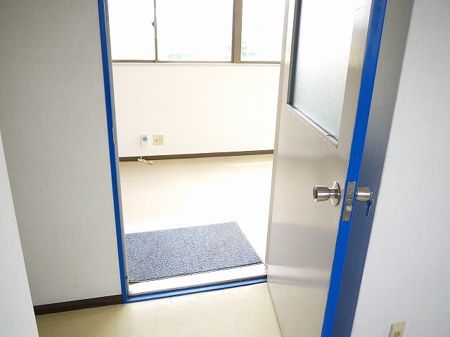 清和ビルの玄関