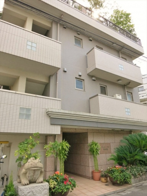 【外観】 | フェニックス東京園 | カエルさんがお出迎えしてくれます。