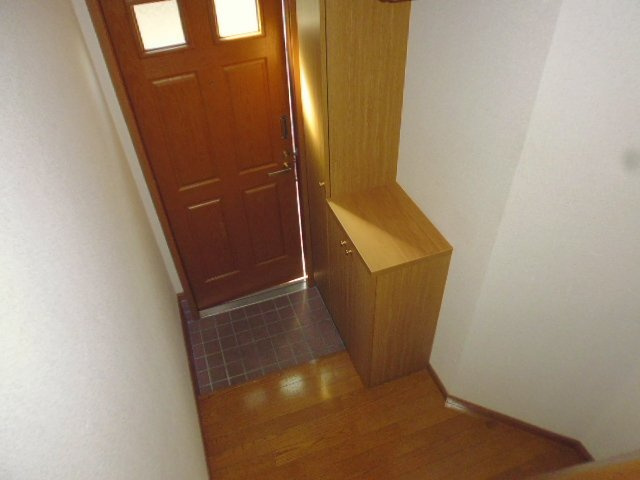 岡山市南区彦崎のアパートの玄関