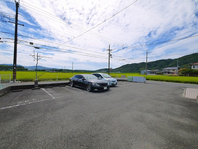 ニューシティ唐岩の駐車場