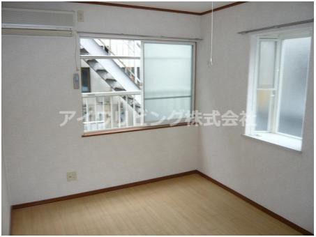 メゾンKNの洋室|２面採光です！【メゾンKN】