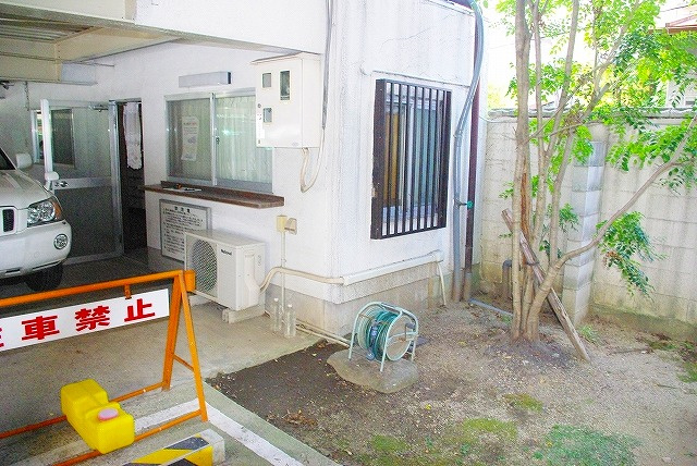 奈良モータープール事務所の外観