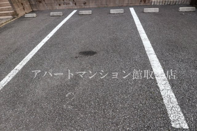 ウィルコートコガネAの駐車場