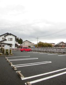 ジェルメメゾンMNの駐車場