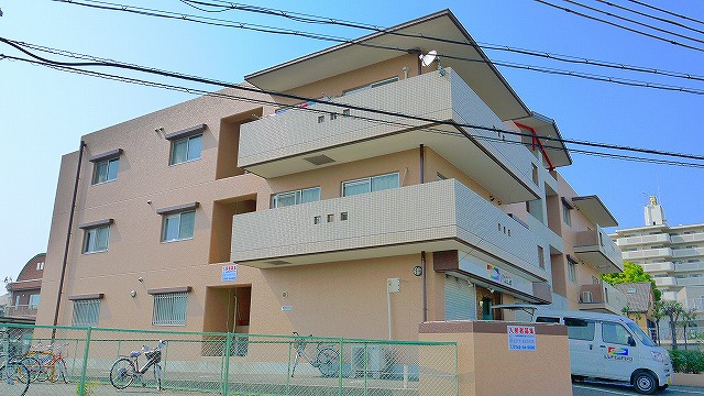 シティパレス吉川の外観