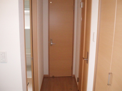 【その他共用部分】 | 上野西一戸建(東側) | 廊下★