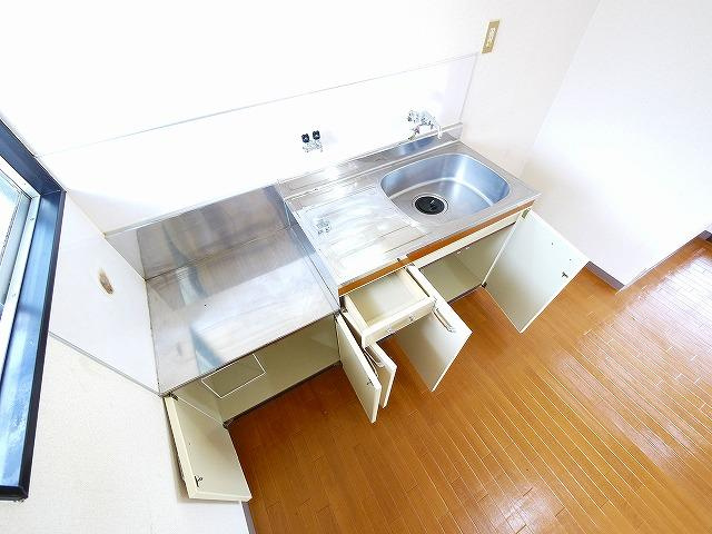 乙木ハイツAのキッチン|コンパクトなキッチンで掃除もラクラク