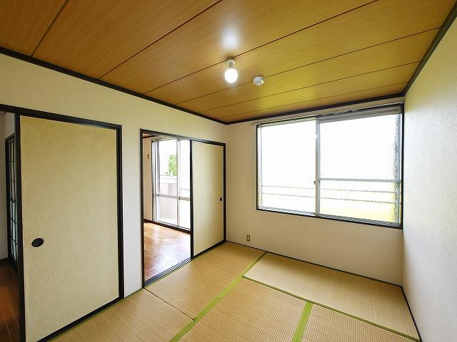 乙木ハイツAの寝室|広くて明るい寝室