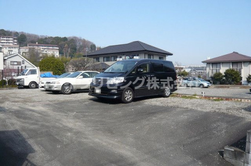 伊野第三駐車場の駐車場|砂利敷きの駐車場です。