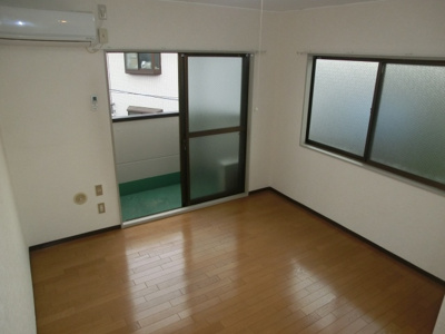 【洋室】 | 寿ハイツ | ７帖の広い室内☆角部屋２面採光！