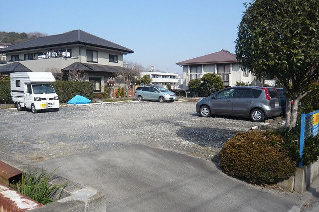 伊野第六駐車場の駐車場|砂利敷きの駐車場です。