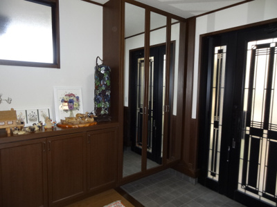 【エントランス】 | 所沢市青葉台注文住宅の中古住宅/二世帯住宅６ＳＬＤＫ/3,300万円 | 広々玄関！