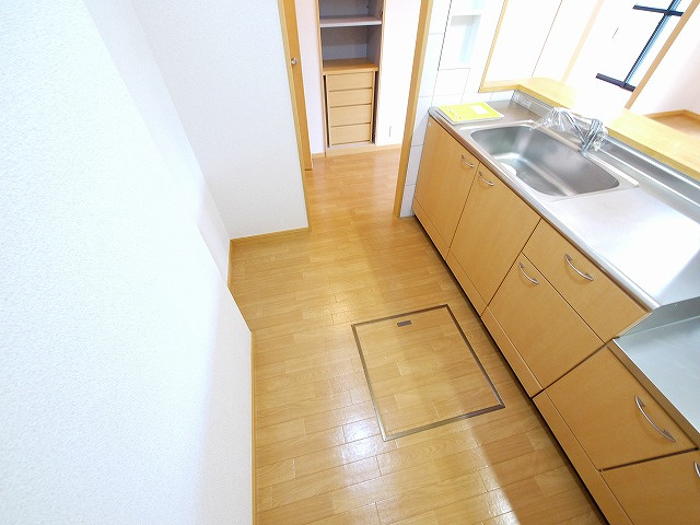 ヒルトップ・テラスのキッチン|コンパクトなキッチンで掃除もラクラク