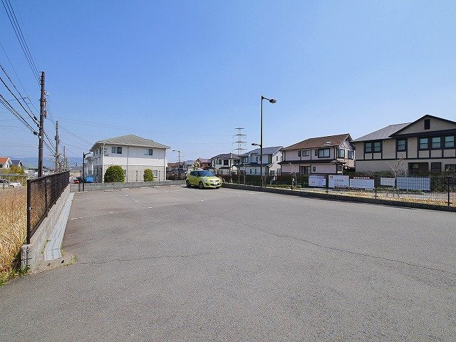 グリーンパーク　ニレの木の駐車場|車をお持ちの方に嬉しい駐車場付きの物件です