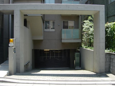 【駐車場】 | グレンパーク原宿 | 駐車場出入口