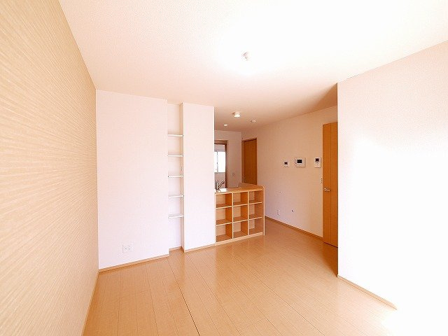 ラルーチェⅠの内装|カウンターキッチンは収納棚としても使えるデザインです