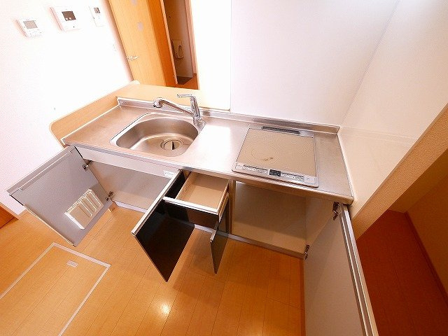ラルーチェⅠのキッチン|収納スペースも豊富です