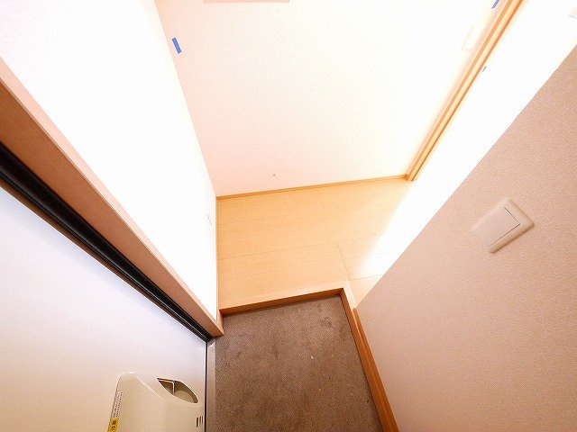 ラルーチェⅠの玄関|人感照明センサー付きで便利です
