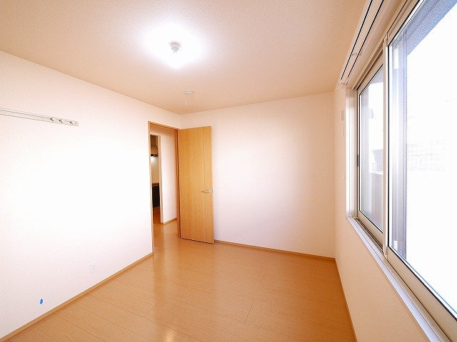 ラルーチェⅠの洋室|複層ガラスの窓は室温を保ちやすく、快適に過ごせます