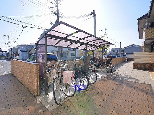 ラルーチェⅠのその他共用部分|屋根付きが便利な駐輪場です