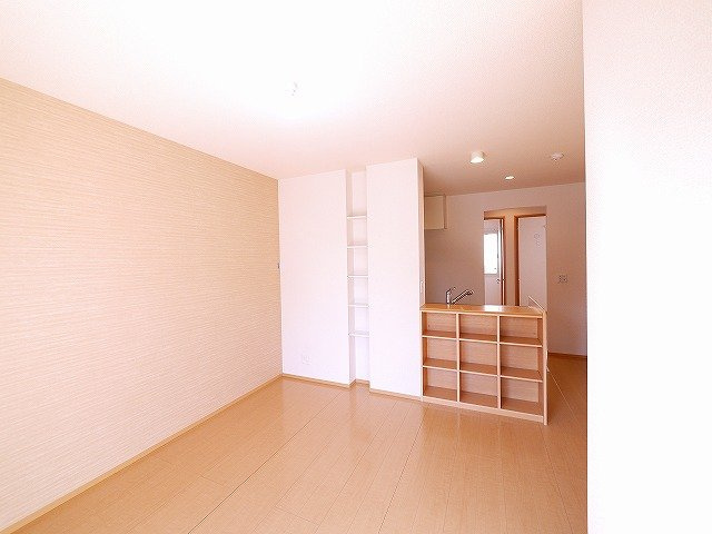 ラルーチェⅠの居間・リビング|アクセントクロスがおしゃれなお部屋